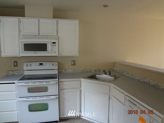 4th image of 833 SW Sunset Blvd APT J48