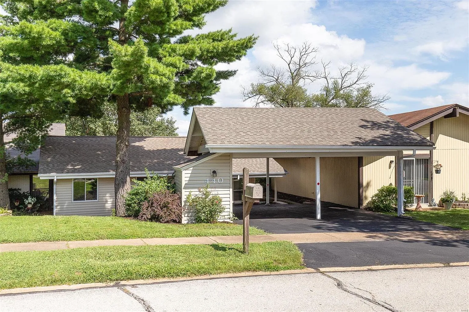 440 Country Downs Dr photo 1