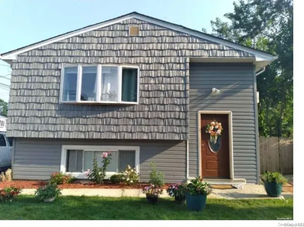 28 Jamaica Avenue, Wyandanch, NY 11798