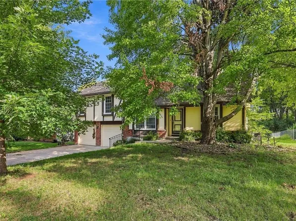 10106 NW Mirror Lake Dr, Kansas City, MO 64152