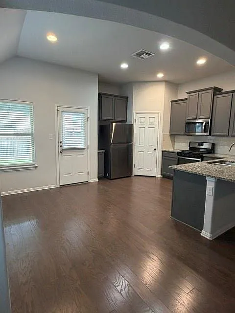 4 bed, 2.0 bath, 1690 sqft, $2,495 — Photo 4
