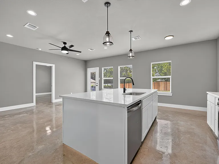 2817 Clinton Ave — Photo 15