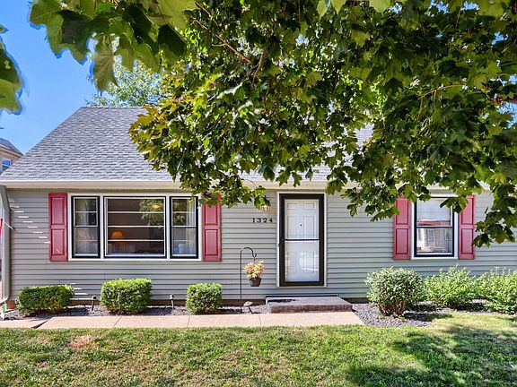3rd image of 1324 Buchanan St NE