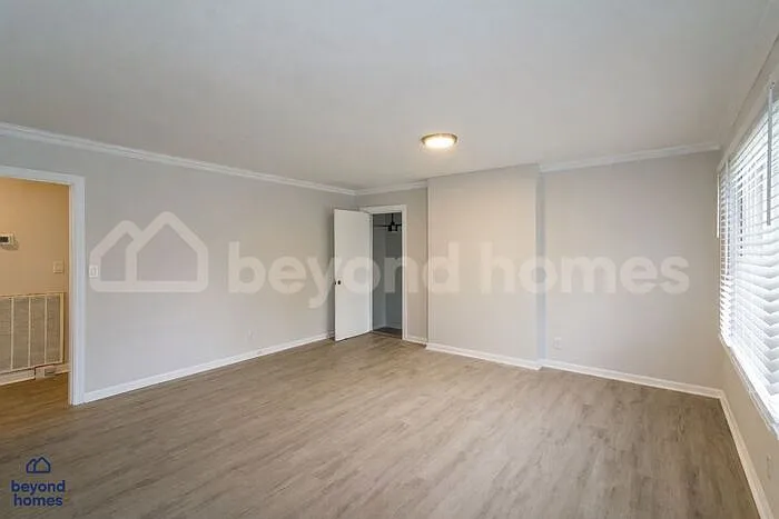 916 Julian Rd — Photo 3