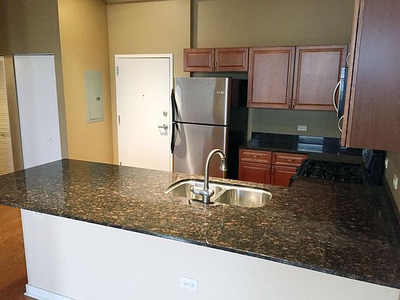 4th image of 4015 N Milwaukee Ave Unit 404