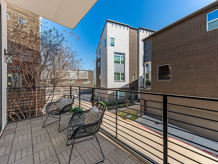 381 E Greenbriar Ln #401 — Photo 9
