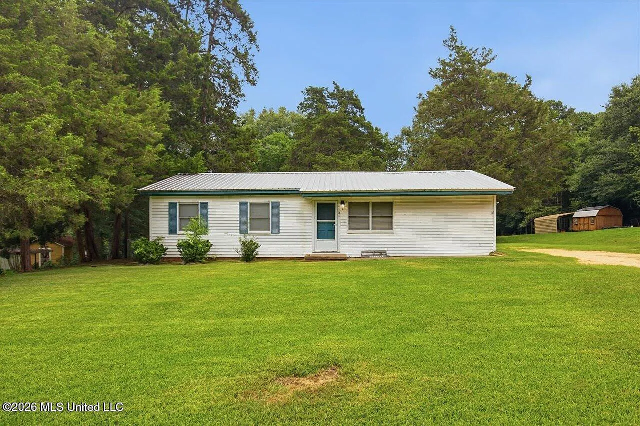 3 bed, 1.0 bath, 1322 sqft, $1,300 — Photo 1