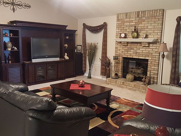 Spacious living room w fireplace