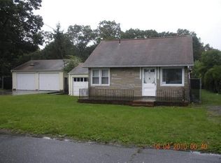30 Laurel Ln, Shirley, NY 11967