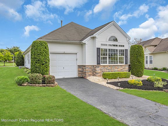3rd image of 47 Devereux Drive
