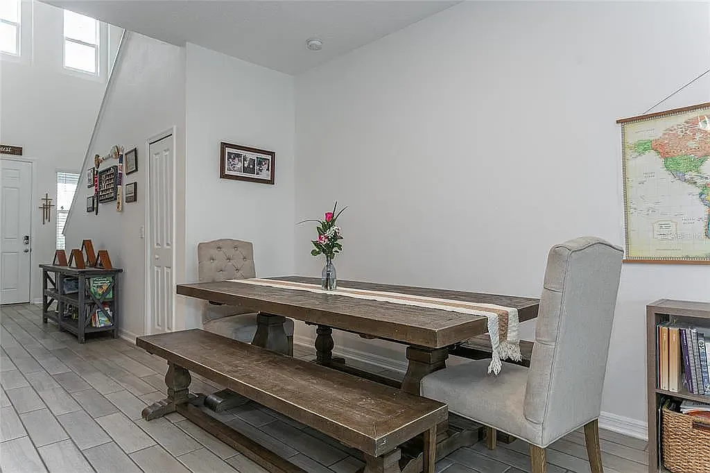 4 bed, 2100 sqft, $2,700 — Photo 4