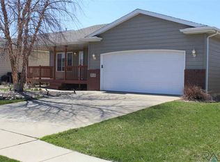 813 S Wheatland Ave, Sioux Falls, SD 57106