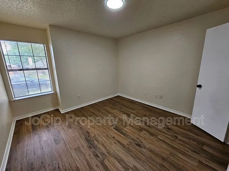 311 Bryant Ln — Photo 19