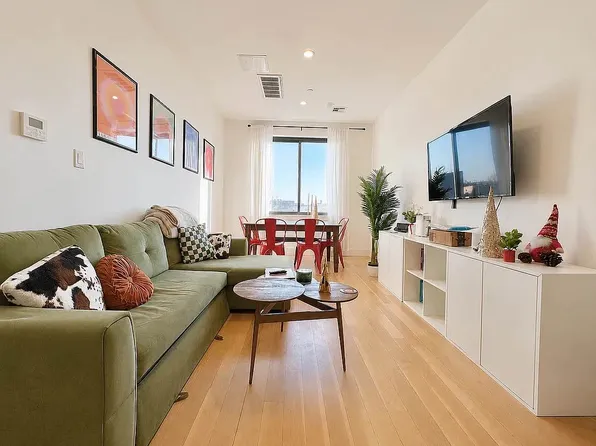 818 Lexington Avenue image 1 of 14