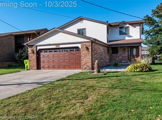 41541 Belvidere St, Harrison Township, MI 48045