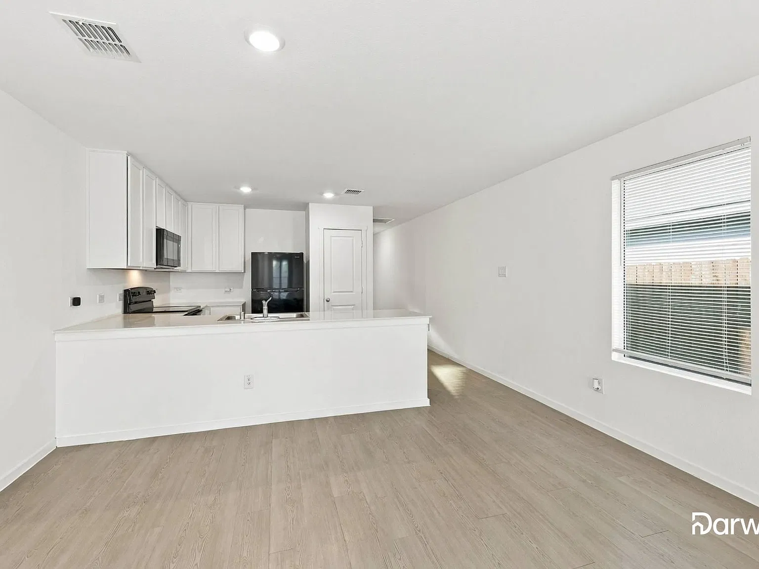 3 bed, 2.0 bath, 1402 sqft, $1,820 — Photo 2