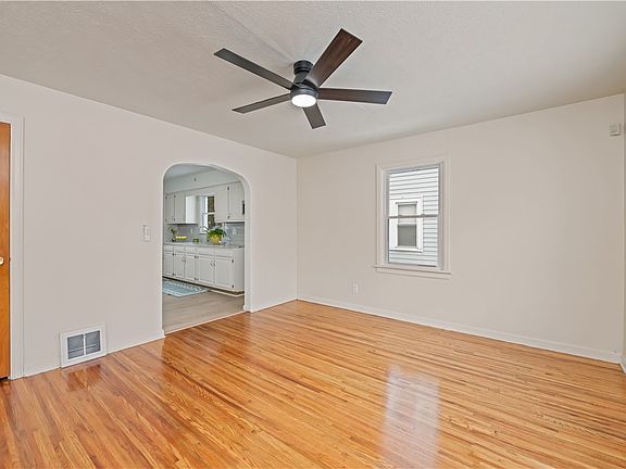 5th image of 157 Cummings St