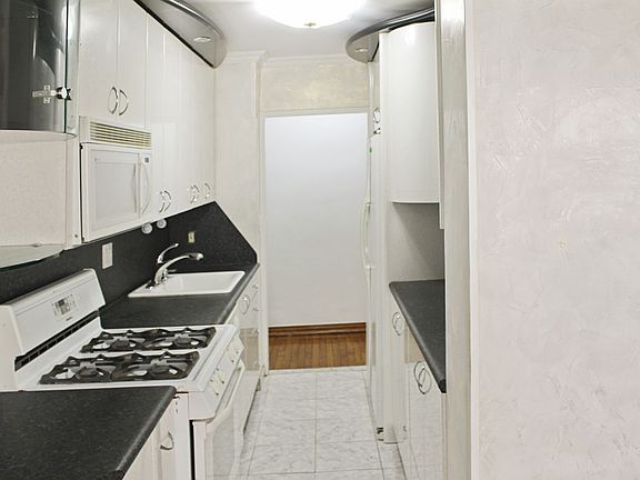 4th image of 2940 W 5th St APT 6C