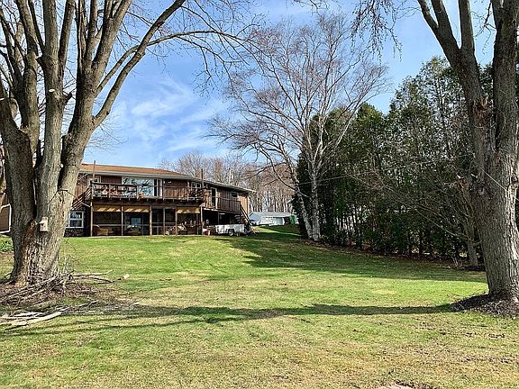 3rd image of 555 River Dr