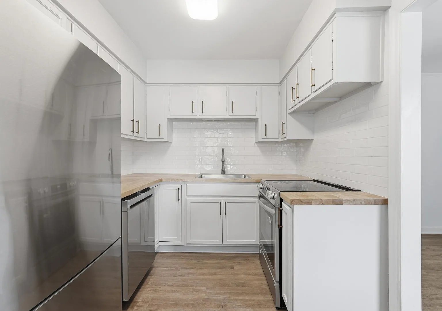 29 E 67th St - 5109 Abercorn Street Unit 1 — Photo 1