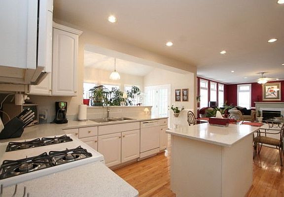 Kitchen flows to Fam. Rm