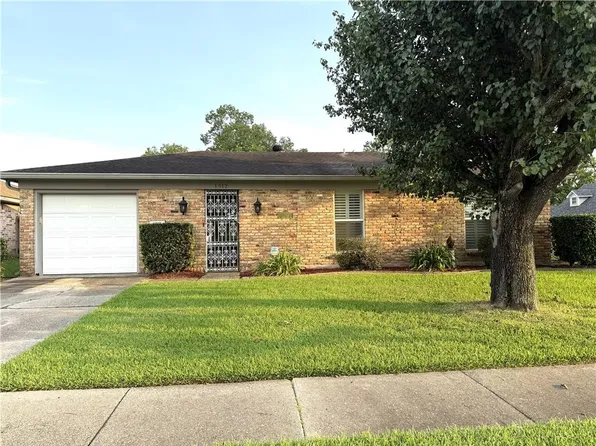 1812 Green Oak Dr, Gretna, LA 70056