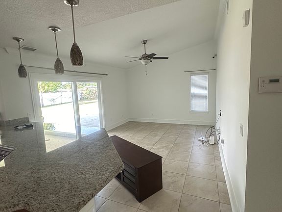 4th image of 157 Honeywood Dr