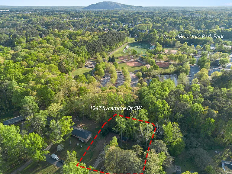 1247 Sycamore Dr — Photo 4