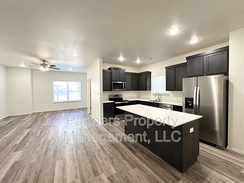 4 bed, 4.5 bath, 2000 sqft, $2,095 — Photo 3