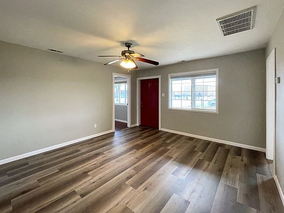 3rd image of 622 W Avenue B