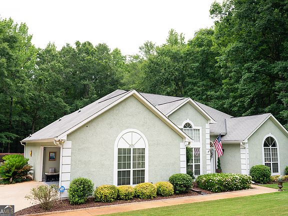 3rd image of 122 Colonial Ct