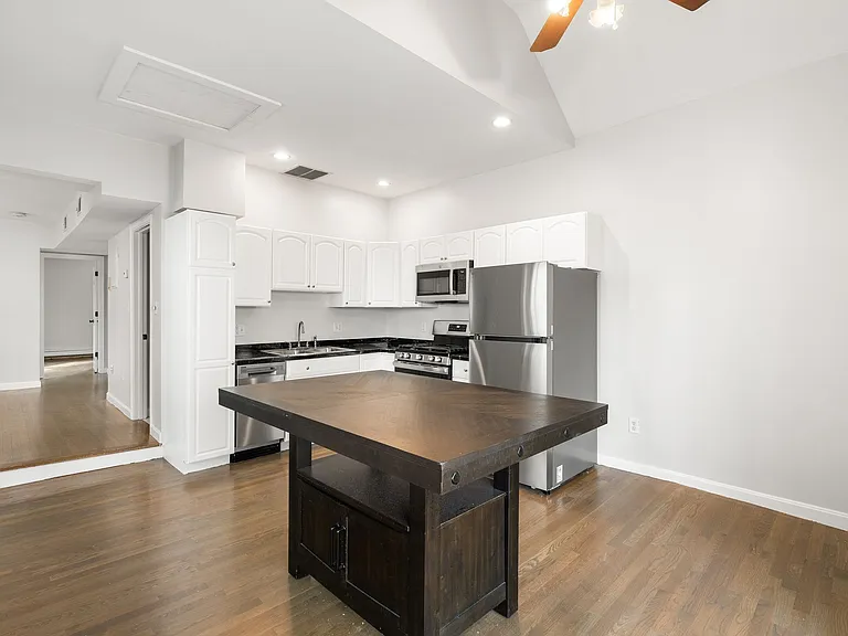 218 W 7th St #2 — Photo 7