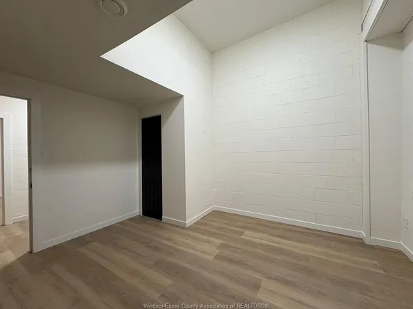 1374 Wyandotte St E, Windsor, ON N9A 3K7