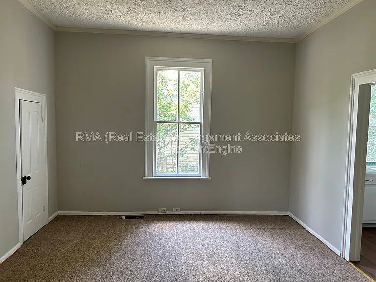 121 W Chappell St — Photo 2