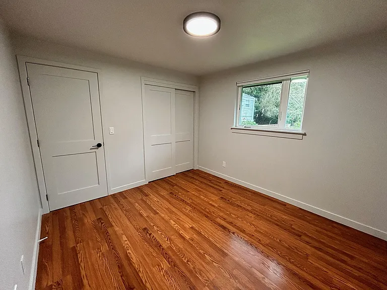 9827 Dekoven Dr SW #4 — Photo 2