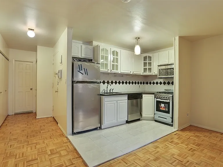 229 E 24th St #9R — Photo 1