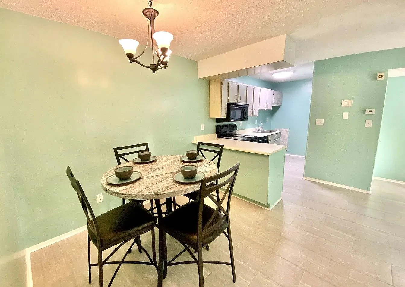 2 bed, 2.0 bath, 984 sqft, $1,125 — Photo 3