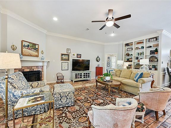 3rd image of 5001 Commonwealth Ct