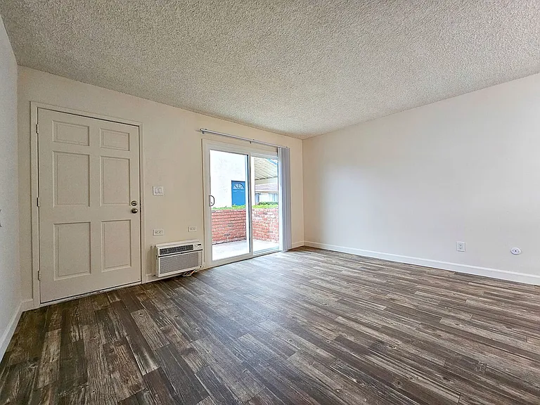 1096 N Mollison Ave — Photo 14