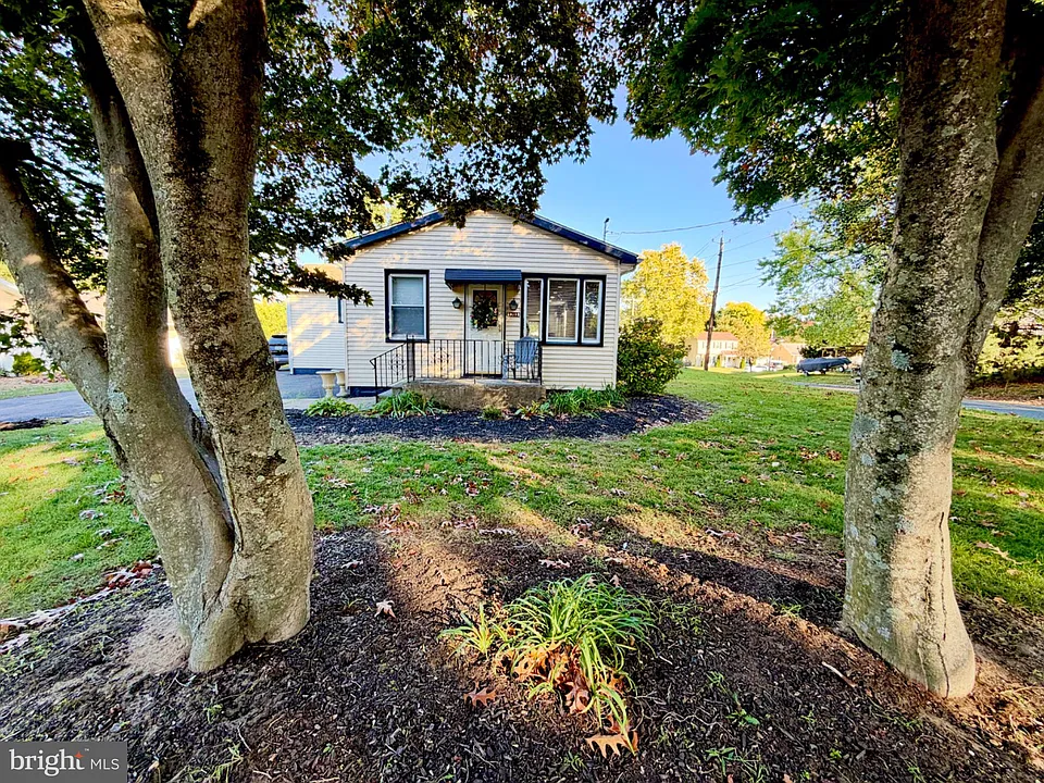 1703 Hollywood Ave