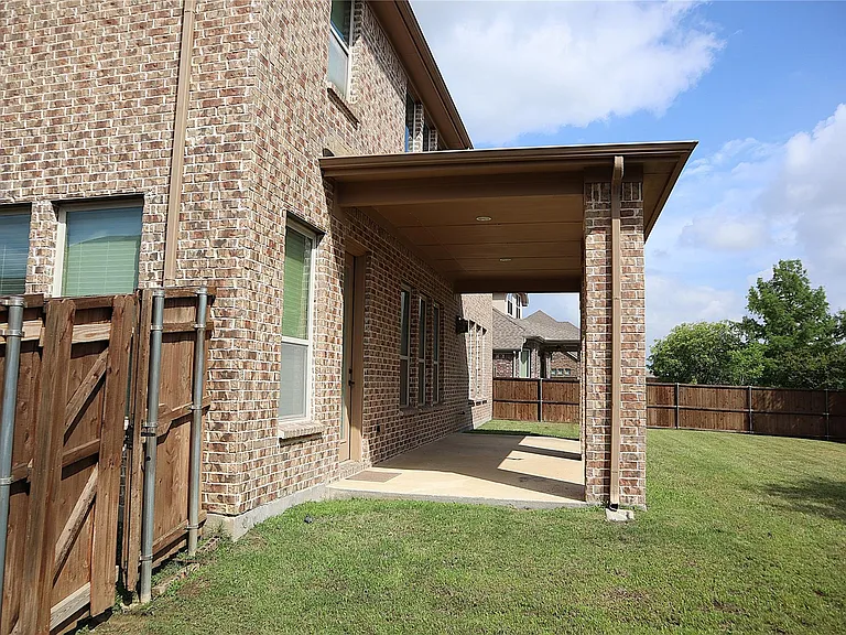 5070 Kerstyn Dr — Photo 34