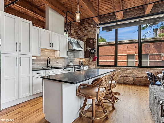 5th image of 2210 W Wabansia Ave APT 301