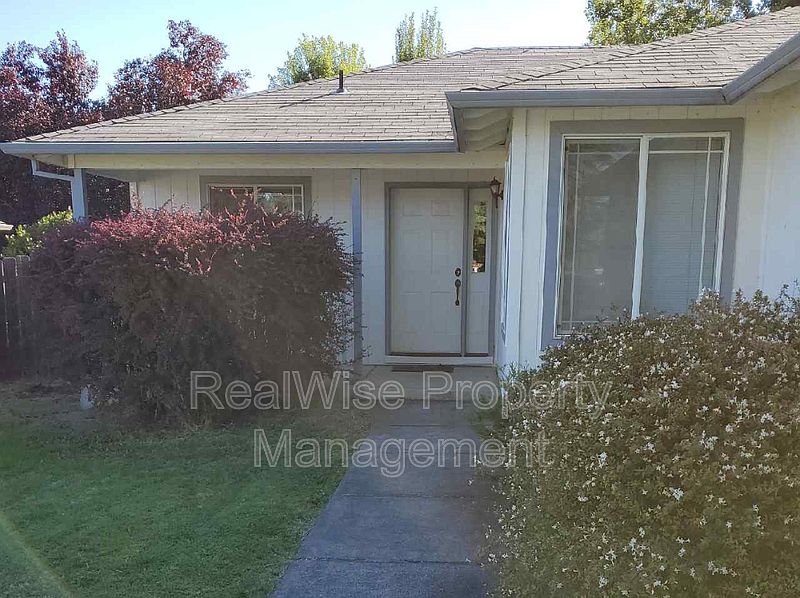 1st image of 945 Rebecca Dr
