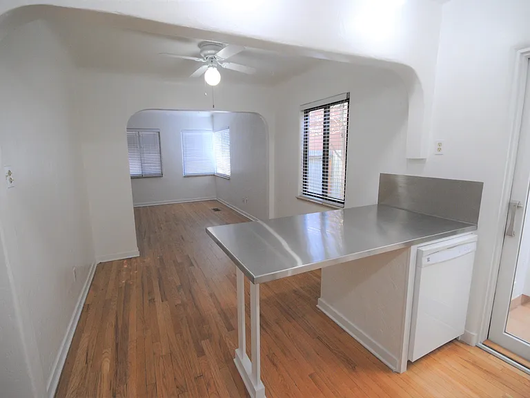1202 Gold Ave SW — Photo 4