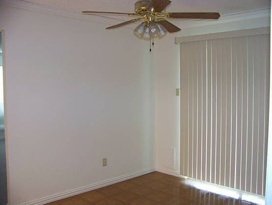 1st image of 1002 Parkwood Ct