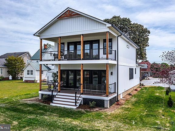 4th image of 696 Main St