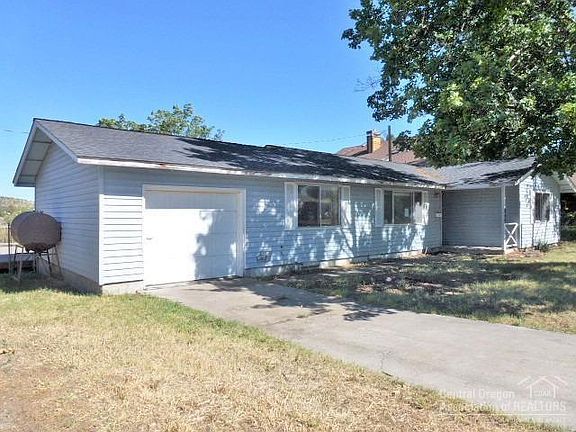 2nd image of 945 NE Crest Dr