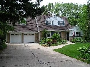 707 W Apple Tree Rd, Glendale, WI 53217