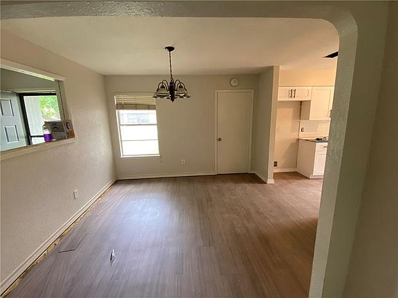 3rd image of 2717 Blue Grass Dr