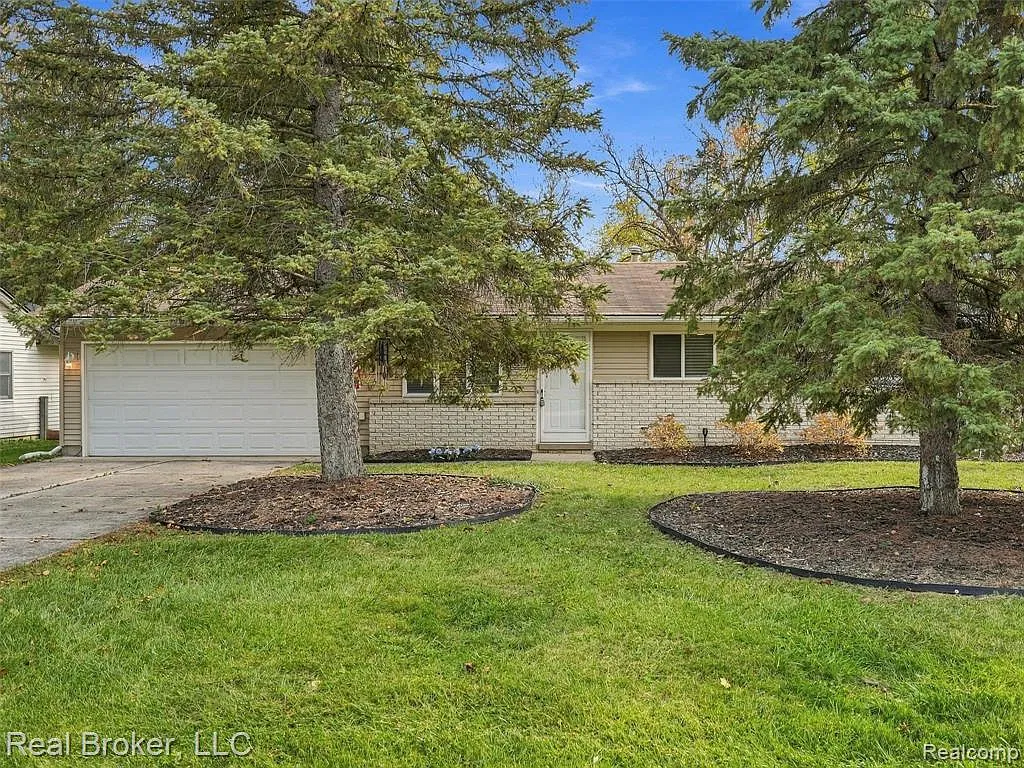 4 bed, 1.0 bath, 1032 sqft, $1,950 — Photo 4